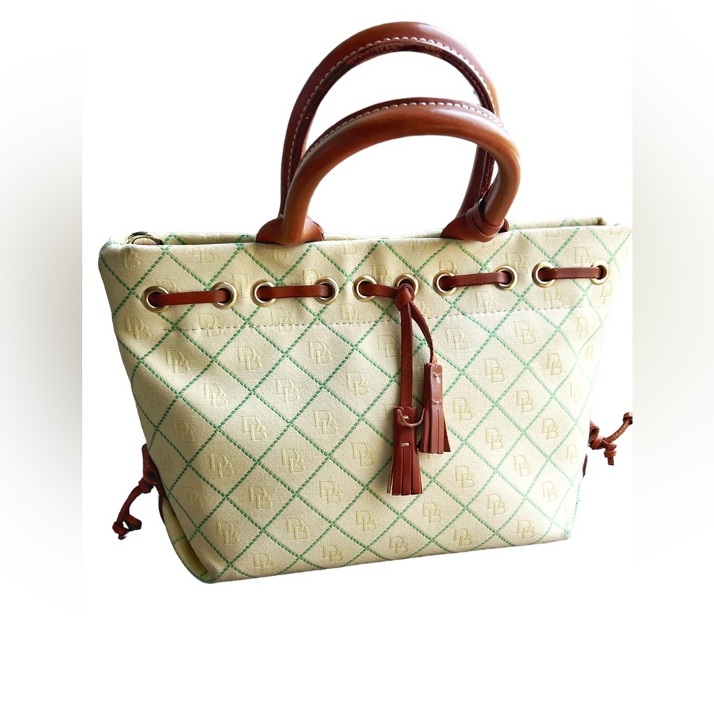 Vintage Dooney and Bourke handbag , Excellent Condition. Clean inside and out